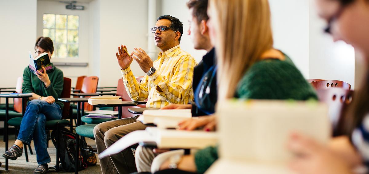 A group of students around a career advisor